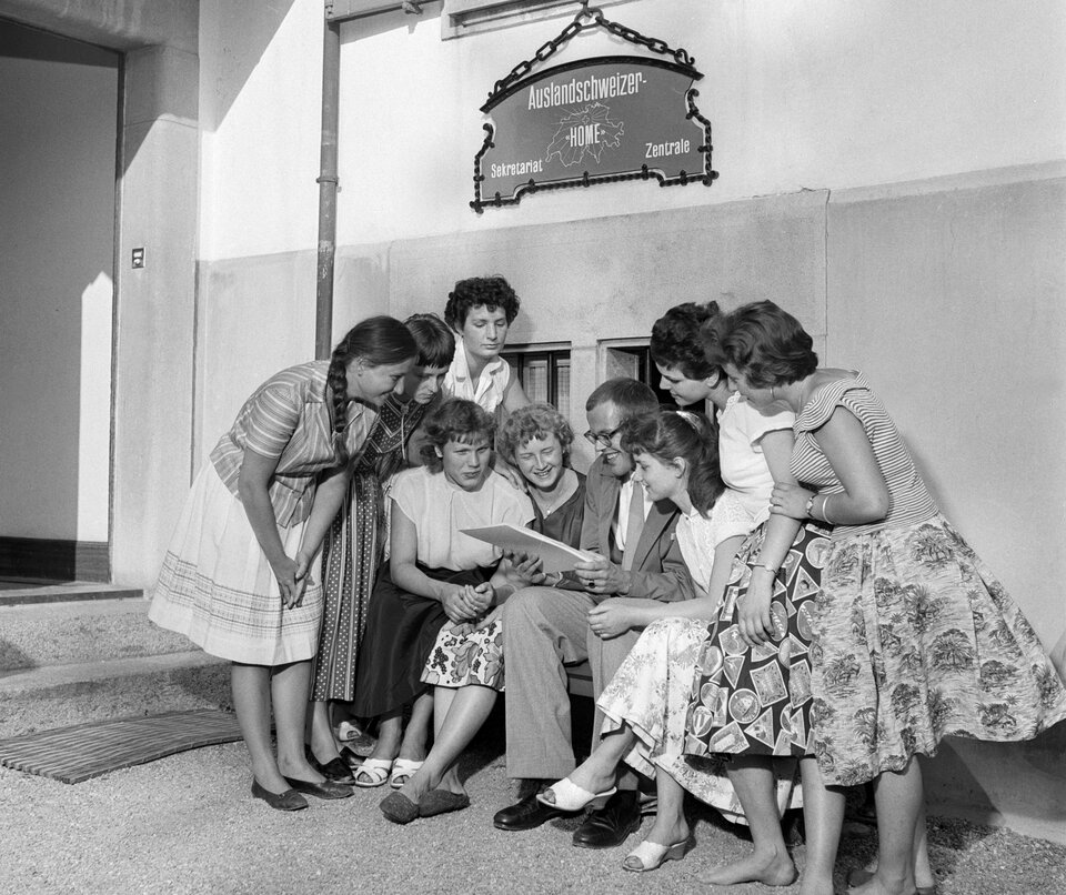Die Auslandschweizer-Organisation der Neuen Helvetischen Gesellschaft ermöglichte diesen jungen Frauen 1959 Heimatferien in der Schweiz. Hier besprechen sie vor dem Auslandschweizerheim in Dürrenäsch (AG) mögliche Ausflüge.