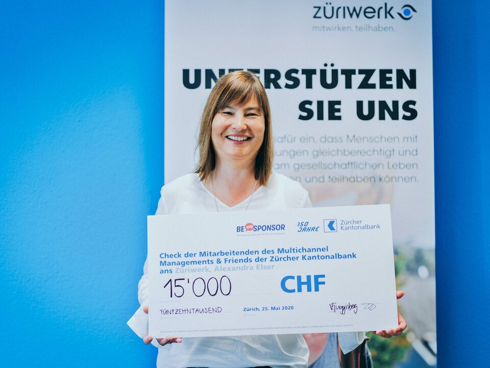 Den Check in den Händen: Alexandra Elser, Leiterin Fundraising, Züriwerk. 