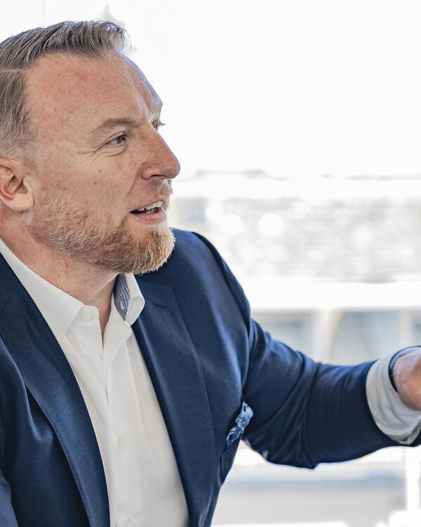 «Als 'Business.Trainer' setzte ich mich für den Know-how-Transfer zwischen den Geschäftseinheiten ein. Was ich bei einem Gespräch mit einem Firmenkunden wirkungsvoll erlebe, kann ich dem Berater aus dem Private Banking anhand eines realen Beispiels weitergeben – und umgekehrt.»