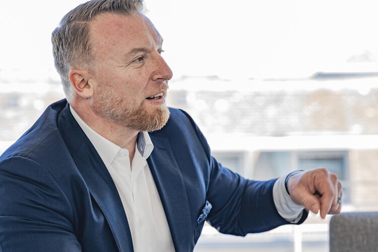 «Als 'Business.Trainer' setzte ich mich für den Know-how-Transfer zwischen den Geschäftseinheiten ein. Was ich bei einem Gespräch mit einem Firmenkunden wirkungsvoll erlebe, kann ich dem Berater aus dem Private Banking anhand eines realen Beispiels weitergeben – und umgekehrt.»