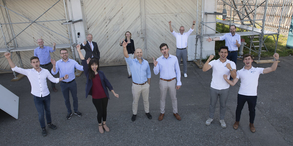 Gruppenfoto der Gewinnerinnen und Gewinner vor dem umgebauten Feuerwehrhaus des Innovationsparks.