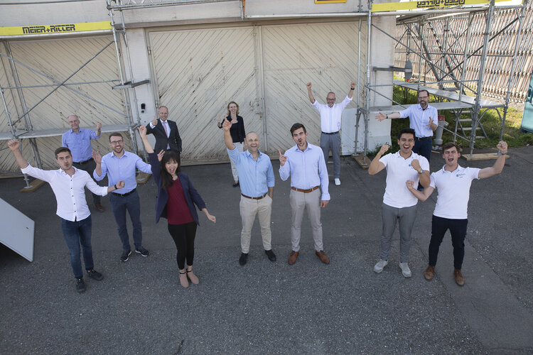 Gruppenfoto der Gewinnerinnen und Gewinner vor dem umgebauten Feuerwehrhaus des Innovationsparks.