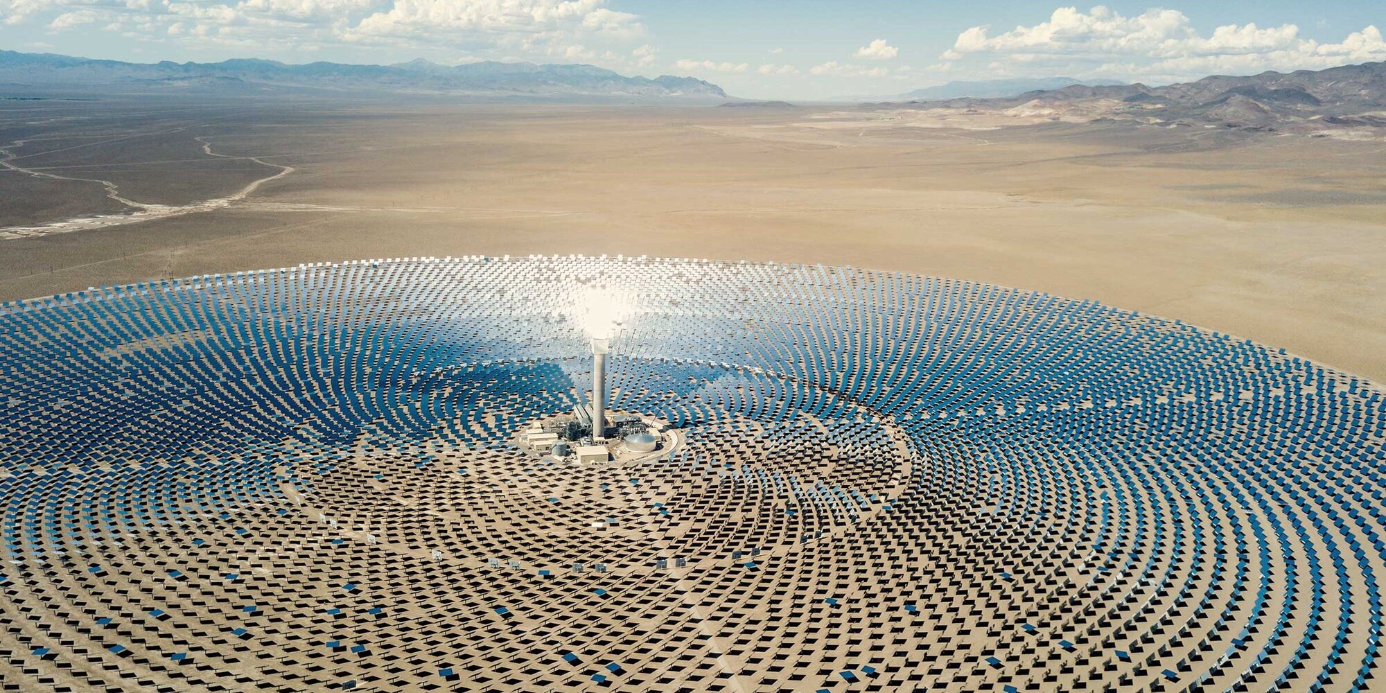 Ein Luftbild der Solar Thermal Power Station in Nevada, USA