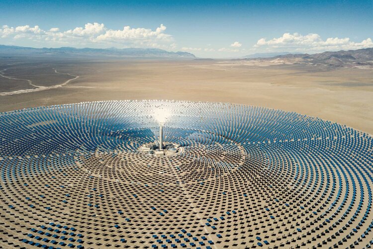 Ein Luftbild der Solar Thermal Power Station in Nevada, USA