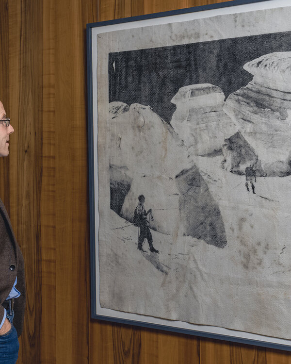 Adrian Canonica erfreut sich des Werks von Douglas Mandry, das im fünften Stock, Standort City, ausgestellt ist.