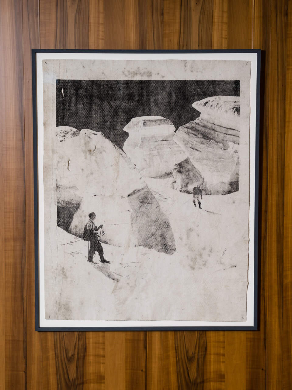Douglas Mandry, «Seilschaft auf dem Sellagletscher», 2020, 137.5 x 110.5 cm (Rahmen), Lithographie auf gebrauchtem Gletschervlies, Unikat. Mit freundlicher Genehmigung des Künstlers.