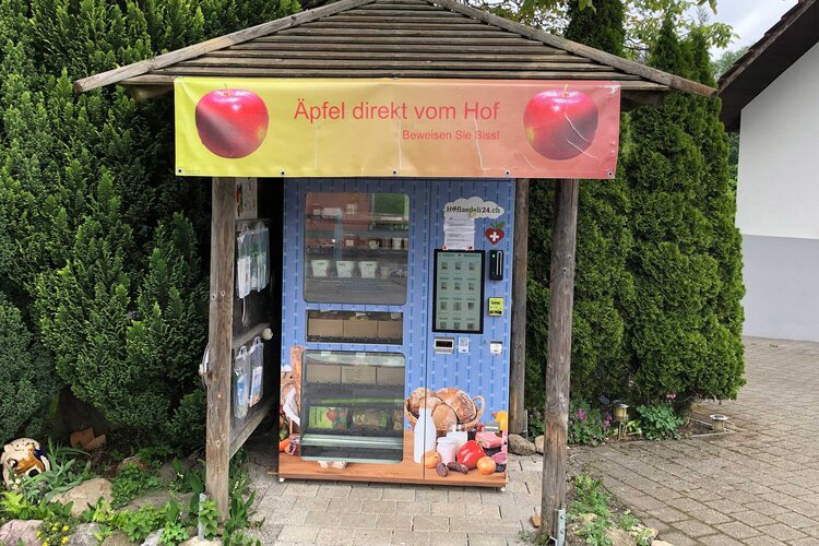 Auch mit TWINT kommt man zum Schälchen Erdbeeren oder Halbliter Süssmost.  