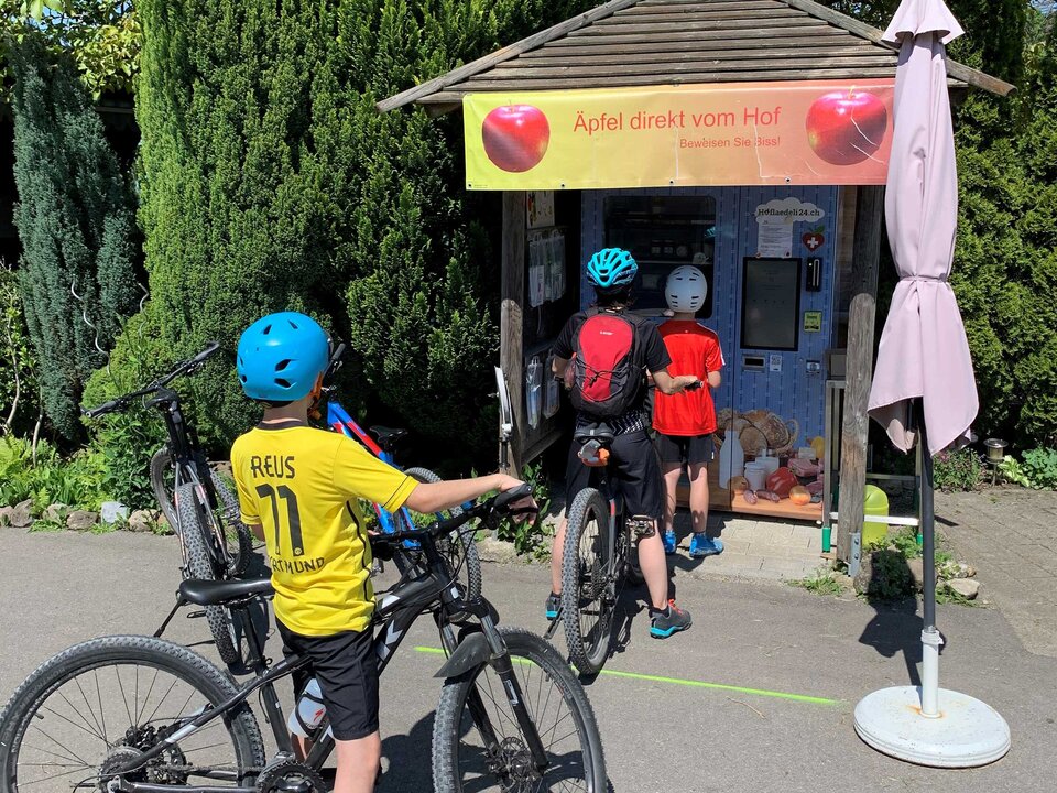 Rastmöglichkeit: Der Hoflädeli-Automat als Energiequelle für den Bike-Ausflug.