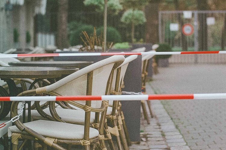 Abgesperrter Aussenbereich eines Restaurants in Zürich (Bild: Pixabay)