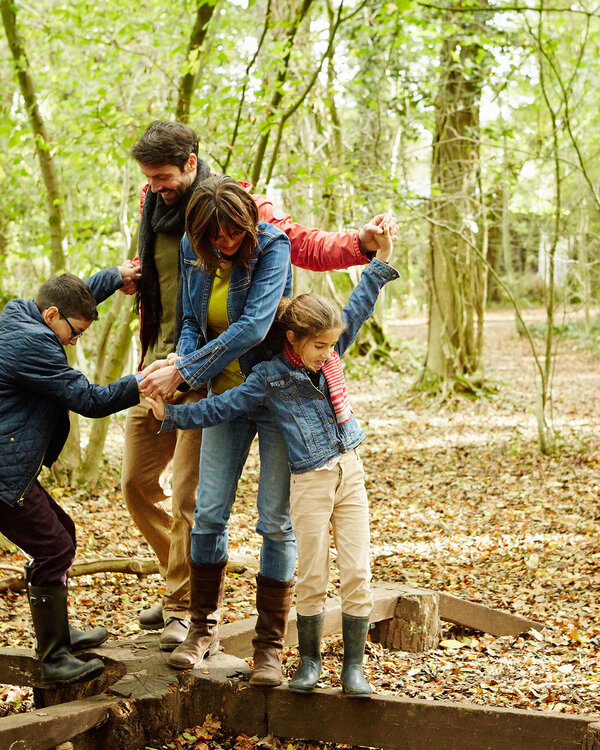 Familie spielt im Wald