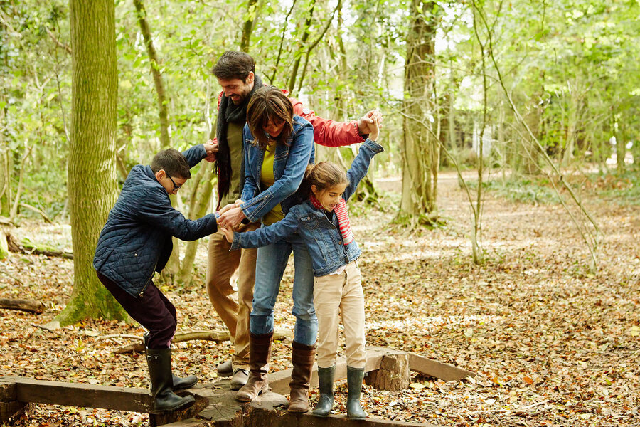 Familie spielt im Wald