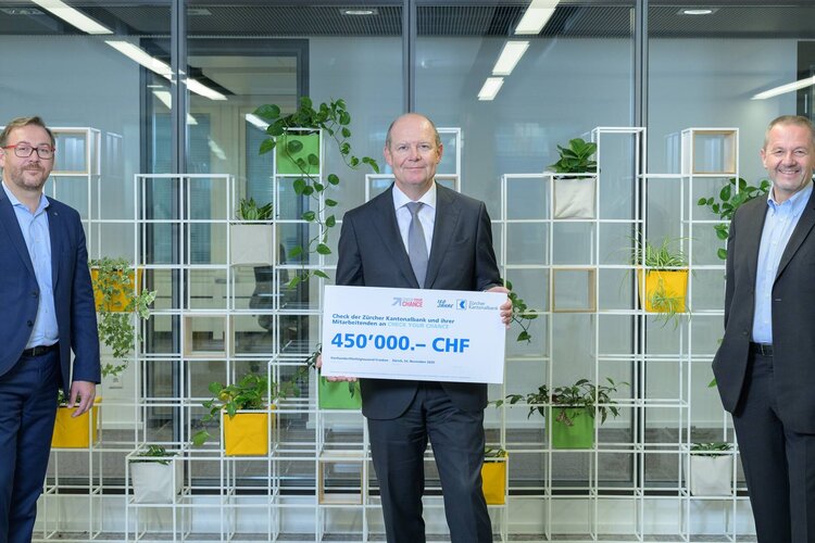  Checkübergabe: (v.l.n.r) Marco Beutler, Leiter Human Resources Zürcher Kantonalbank, Valentin Vogt, Präsident Check Your Chance, und Wolfgang Schmitz, Mitarbeitender der Zürcher Kantonalbank, der die Idee zur Spende hatte. (Bild: Stefan Walter)