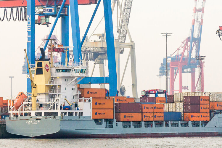 Hafen mit Frachtschiffen und Containern