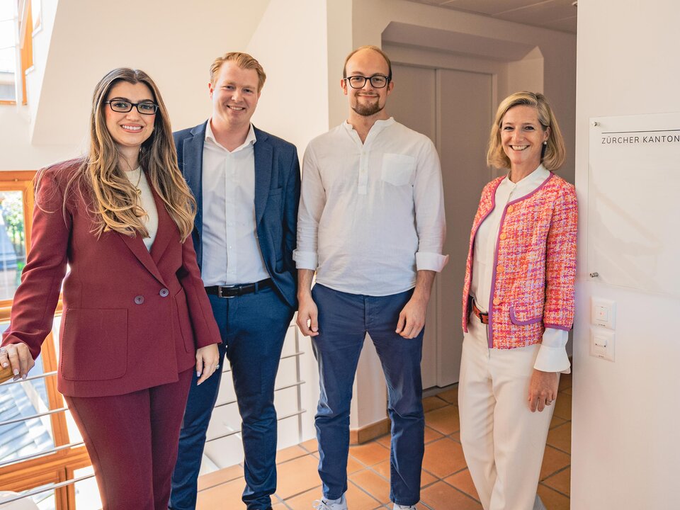 Florence Schnydrig Moser, Leiterin Private Banking, hat sich selbst ein Bild vom Standort gemacht (v.l.n.r.: Ardiana Qazimi (27W31), Nino Fegble (W4A), Matthias Max Leuthold (58W31) zusammen mit Florence).