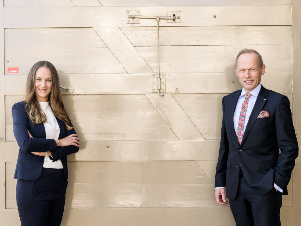 Sarah Mekni, Projektleiterin Büro Züri Innovationspark und Dr. Jörg Müller-Ganz, Präsident des Bankrats der Zürcher Kantonalbank und Mitglied Stiftungsrat Innovationspark Zürich, vor der Tür des Feuerwehrhauses.