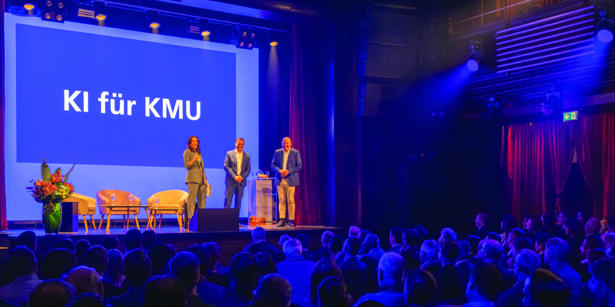 Moderatorin Bigna Silberschmidt, Patrick Sulser und Christof Domeisen auf der Bühne im Zürcher Kaufleuten.