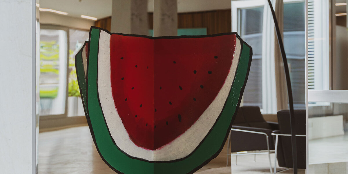 Zilla Leutenegger, Un morceau de melon, 2019, Öl auf poliertem Chromstahl (Monotypie), 200 x 200 x 3 cm. Mit freundlicher Genehmigung der Künstlerin und der Galerie Peter Kilchmann, Zürich.