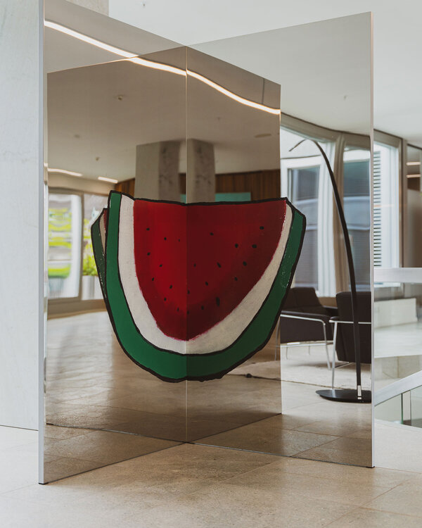 Zilla Leutenegger, Un morceau de melon, 2019, Öl auf poliertem Chromstahl (Monotypie), 200 x 200 x 3 cm. Mit freundlicher Genehmigung der Künstlerin und der Galerie Peter Kilchmann, Zürich.