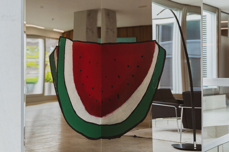Zilla Leutenegger, Un morceau de melon, 2019, Öl auf poliertem Chromstahl (Monotypie), 200 x 200 x 3 cm. Mit freundlicher Genehmigung der Künstlerin und der Galerie Peter Kilchmann, Zürich.