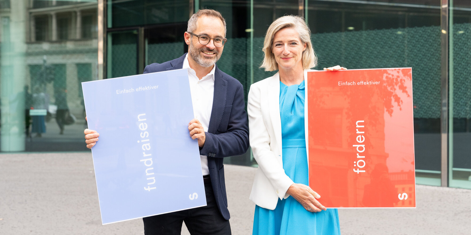 Stefan Schöbi und Florence Schnydrig Moser im Porträtbild freuen sich über die Umbenenung.