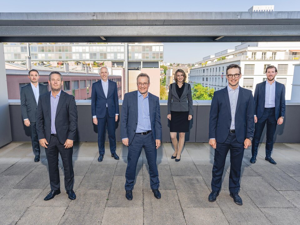 Das Deal Team, beginnend in der hinteren Reihe v.r.n.l: Marcel Grélat, Heinz Wiedmer, Elisabeth Cossmann, André Mäder, vordere Reihe, v.l.n.r.: Christoph Buchser, Martin Graf, Dominic Enzler