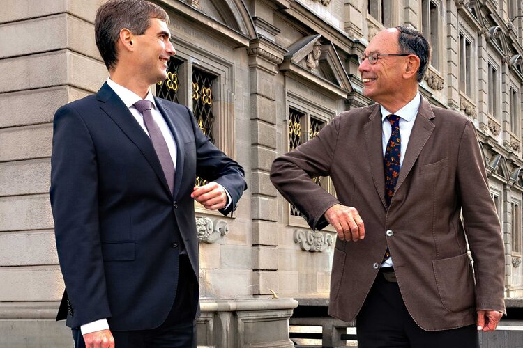 Alt-Bankrat Rolf Walther (rechts) und sein Nachfolger Adrian Bruhin vor dem Zürcher Stadthaus