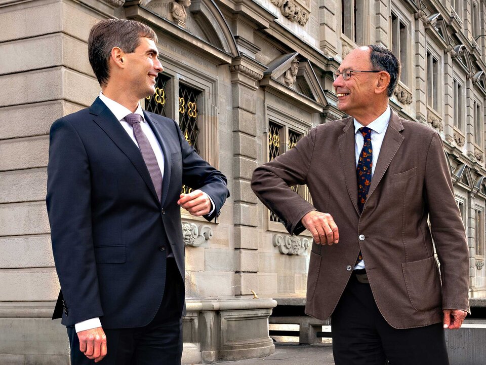 Alt-Bankrat Rolf Walther (rechts) und sein Nachfolger Adrian Bruhin vor dem Zürcher Stadthaus