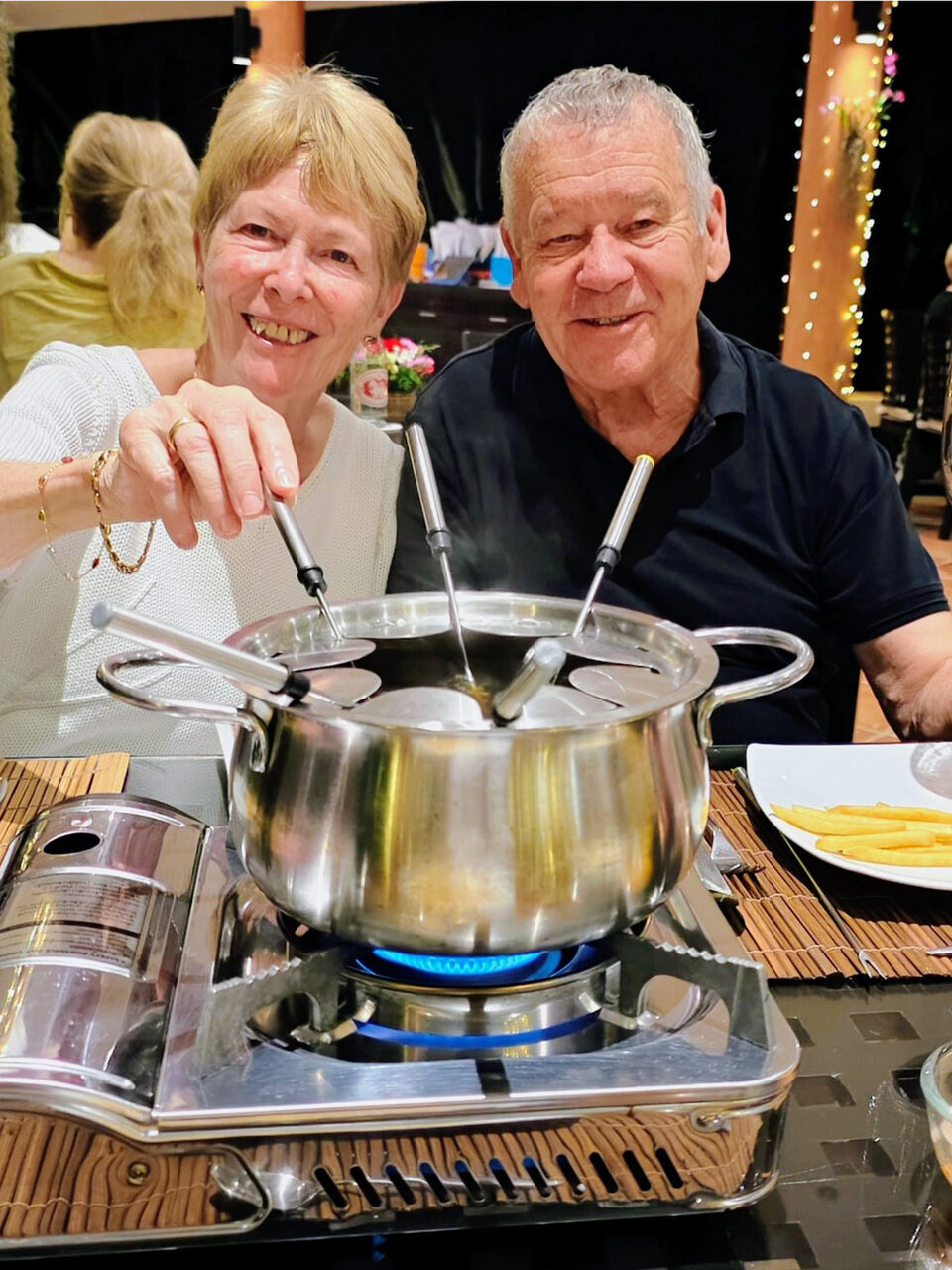 Ruth und Wilhelm Pfister beim Fondue-Essen