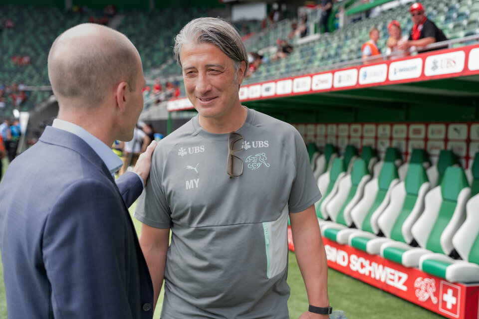 Samuel Scheidegger; Handshake mit Murat Yakin