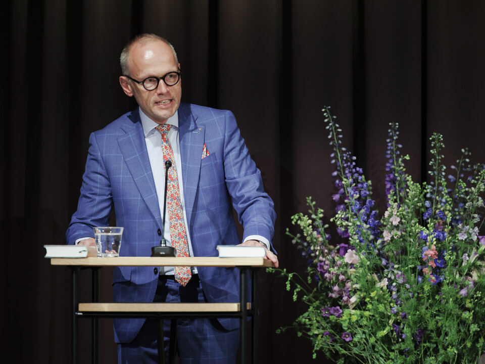 Dr. Jörg Müller-Ganz ordnete die Schlüsselthemen der beiden Bücher ein.