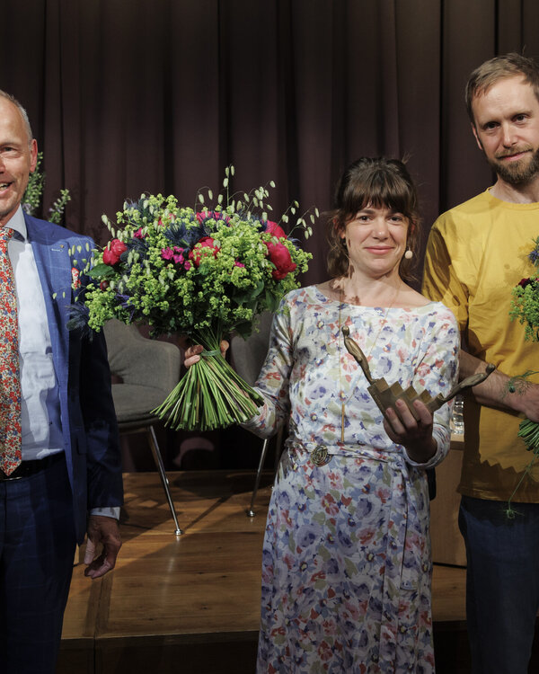 Dr. Jörg Müller-Ganz, Präsident des Bankrates der Zürcher Kantonalbank, übergab den ZKB Schillerpreis an Julia Weber und Heinz Helle.