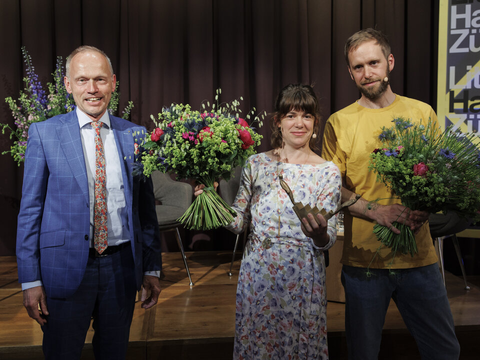 Dr. Jörg Müller-Ganz, Präsident des Bankrates der Zürcher Kantonalbank, übergab den ZKB Schillerpreis an Julia Weber und Heinz Helle.