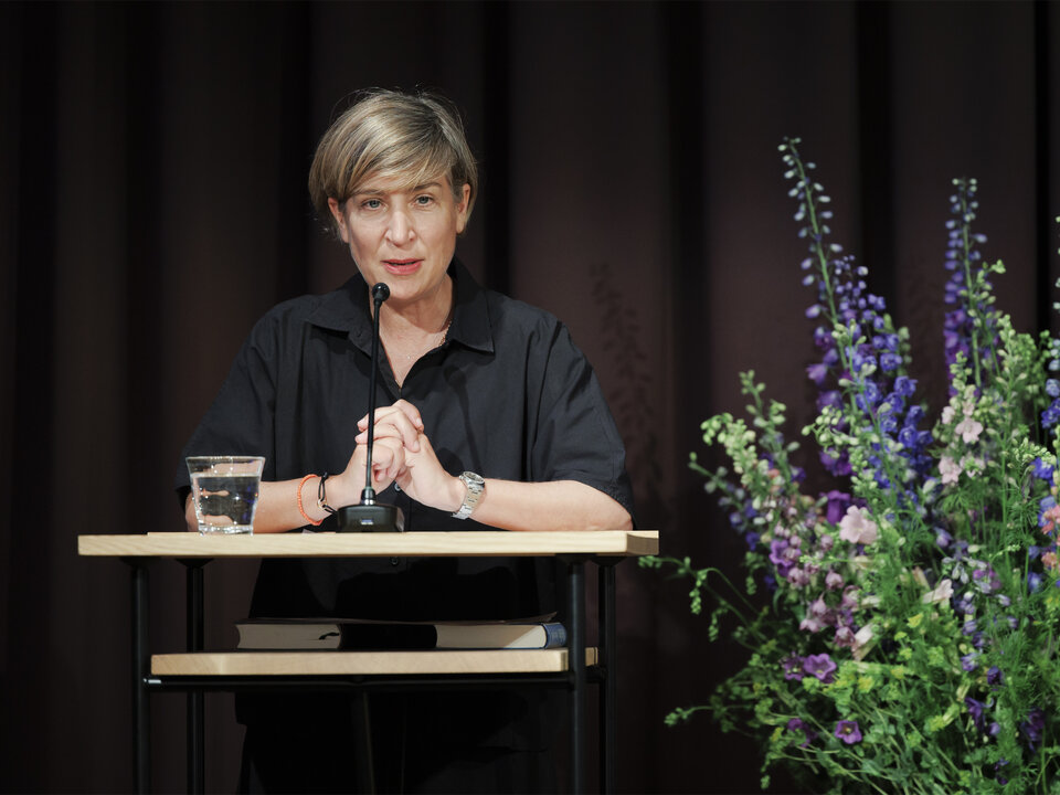 Dr. Gesa Schneider, Leiterin des Literaturhauses Zürich, begrüsste die Gäste und eröffnete die Preisverleihung.
