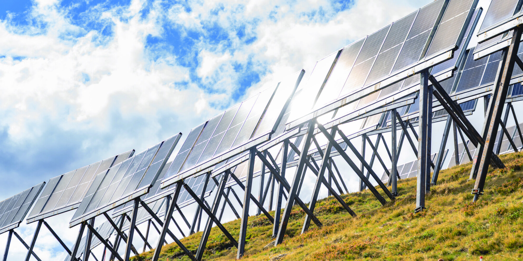 Die Sonne scheint auf Photovoltaikmodule der Solaranlage oberhalb von Sedrun.
