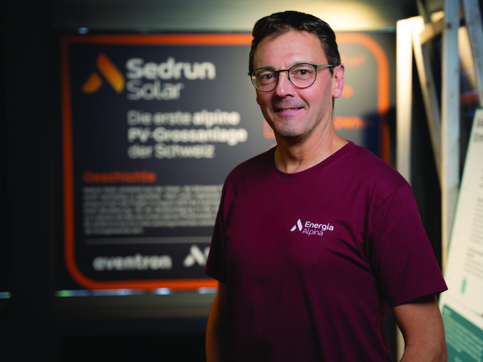 Ciril Deplazes, Geschäftsleiter der Energia Alpina und der Sedrun Solar AG, im Besucherzentrum.