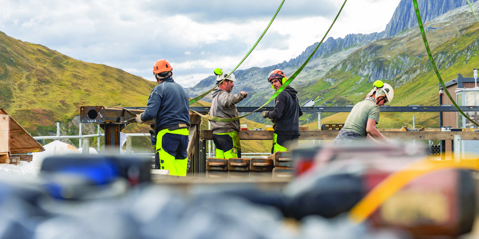 Mitarbeitende der Sedrun Solar AG beim Bau der Solaranlage.
