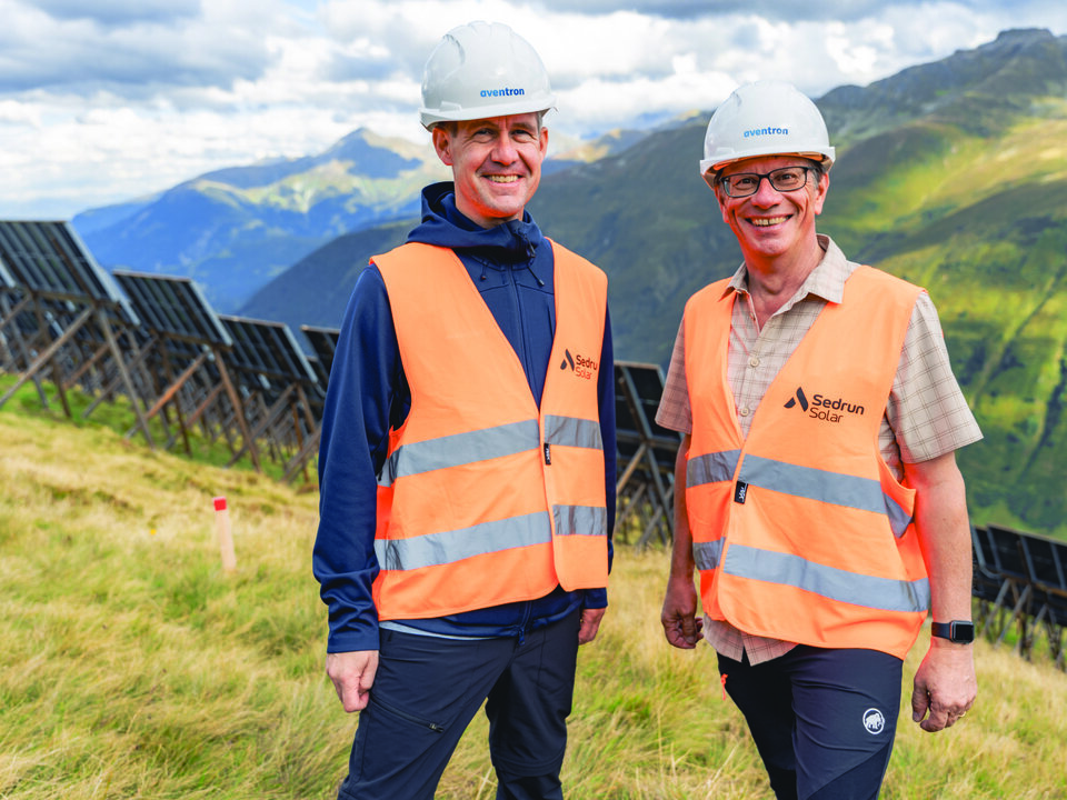 Matthias Siegenthaler und Marcel Rütsche von der Zürcher Kantonalbank beim Besuch der Solaranlage oberhalb von Sedrun.