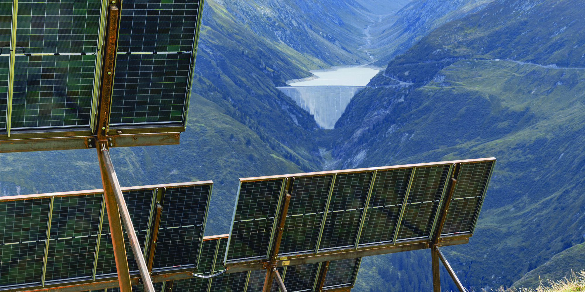 Blick auf die Solaranlage und den Stausee Lai da Curnera gegenüber.