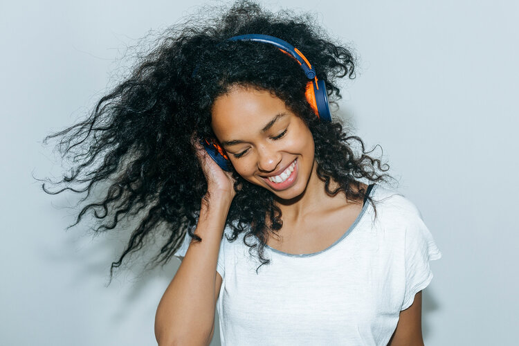 Frau hört mit Kopfhörern Musik