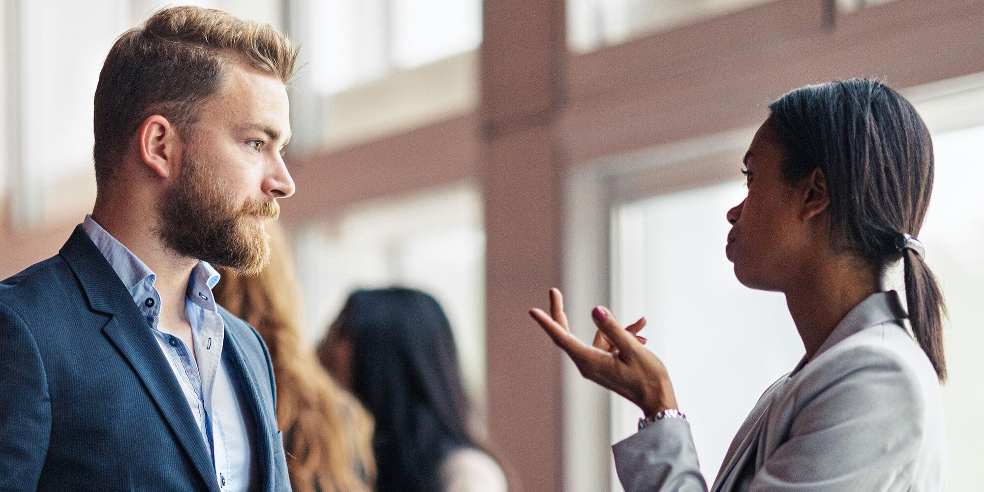 Ein Mann und eine Frau im Business Look sprechen miteinander