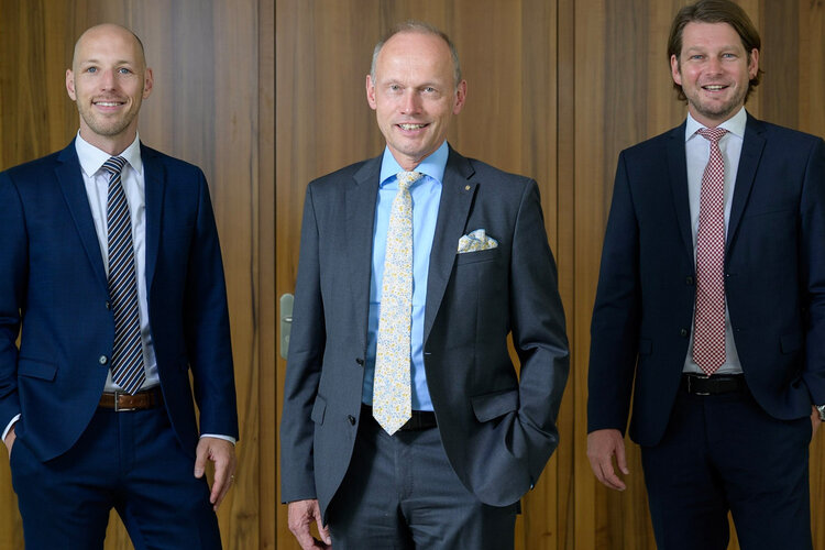 Anlässlich des Jubiläums haben wir uns mit Jörg Müller-Ganz (Bankpräsident, in der Mitte), Daniel Schoch (Jurymitglied und ehemaliger Teamleiter Start-up Finance, links) und Fabian Bamert (Teamleiter Start-up Finance, rechts) unterhalten.