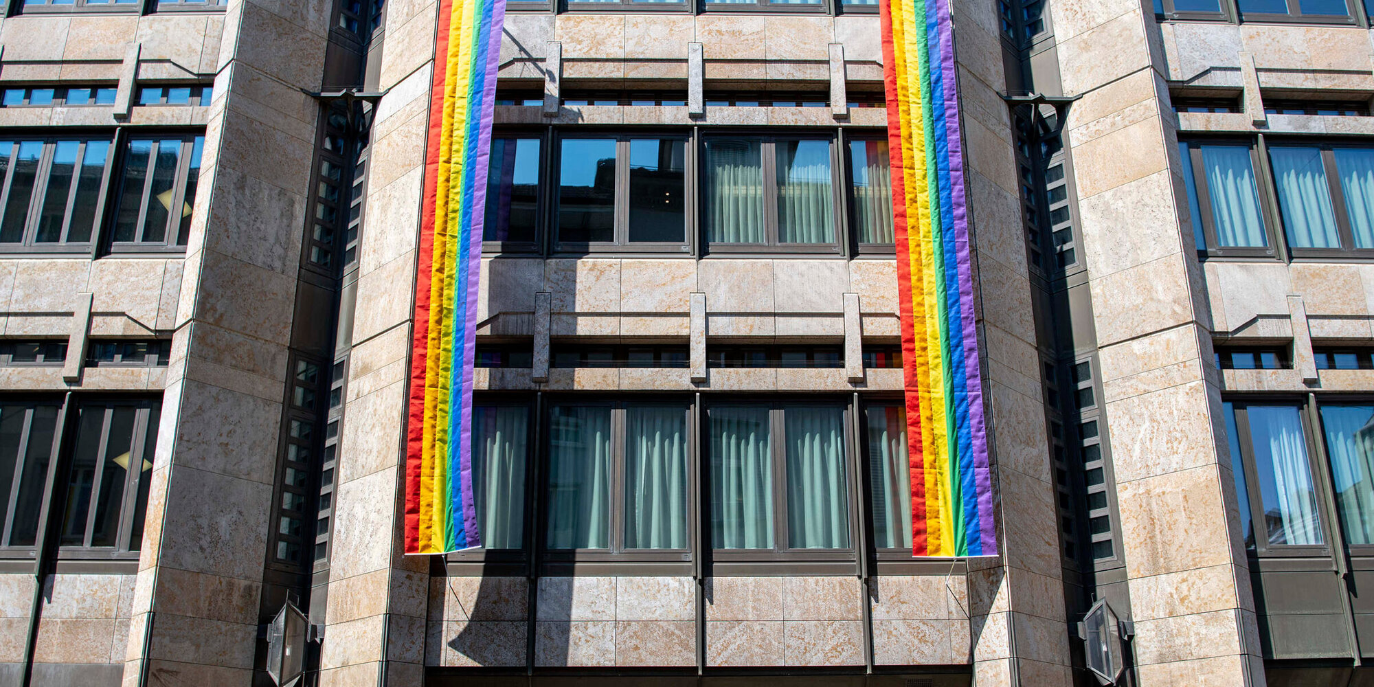 Zeichen der Vielfalt: Dieses Jahr ist die Filiale Winterthur-Marktgasse das erste Mal mit Regenbogen-Fahnen beflaggt.