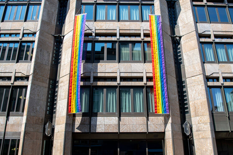 Zeichen der Vielfalt: Dieses Jahr ist die Filiale Winterthur-Marktgasse das erste Mal mit Regenbogen-Fahnen beflaggt.
