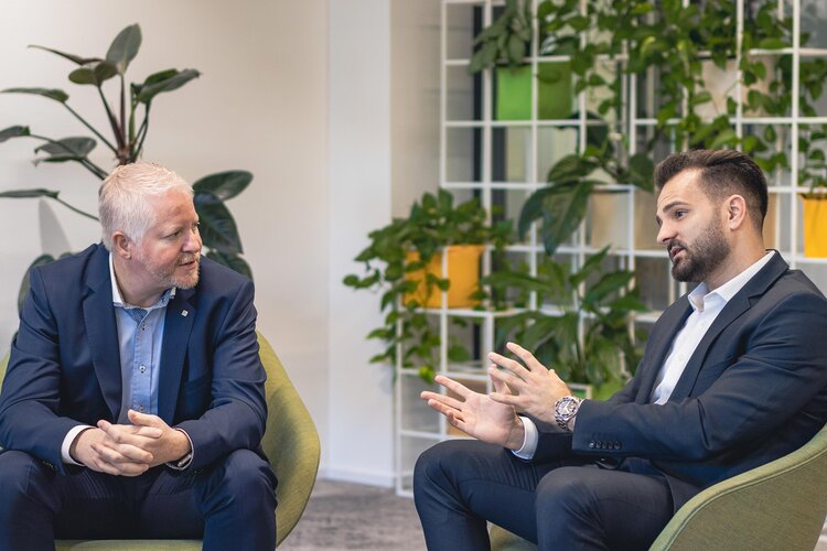Thomas Wäspe links und Davor Gavranic rechts im Gespräch