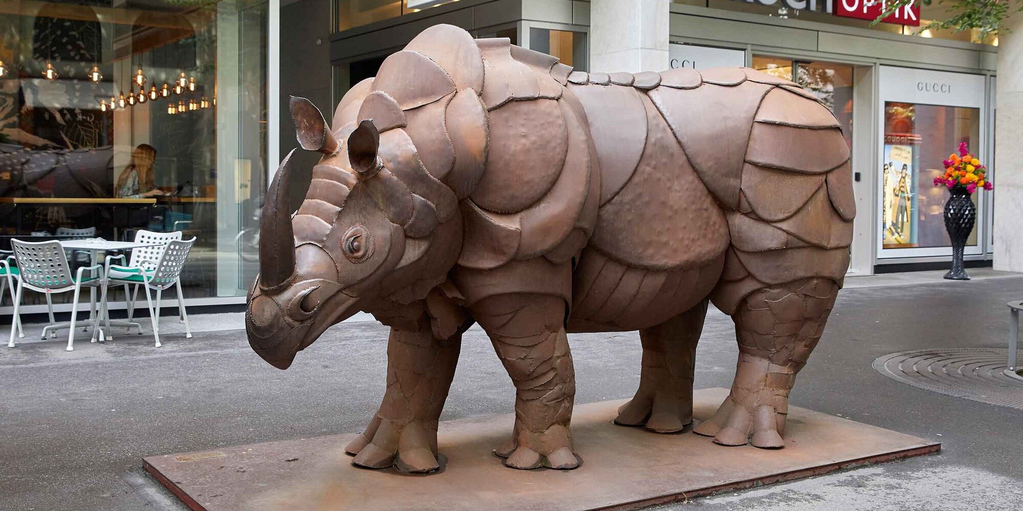 Das Nashorn aus Eisenplastik an der Bahnhofstrasse.