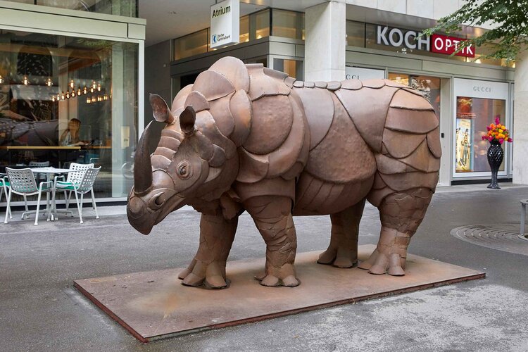 Das Nashorn aus Eisenplastik an der Bahnhofstrasse.