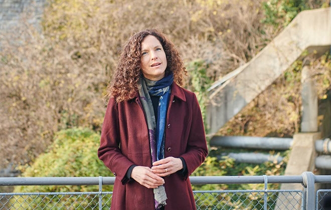 Ursina Kubli vor dem Hochhaus «Löwenbräu» (schwarzes Gebäude): Das Wohngebäude bietet eine der besten Aussichten Stadt.