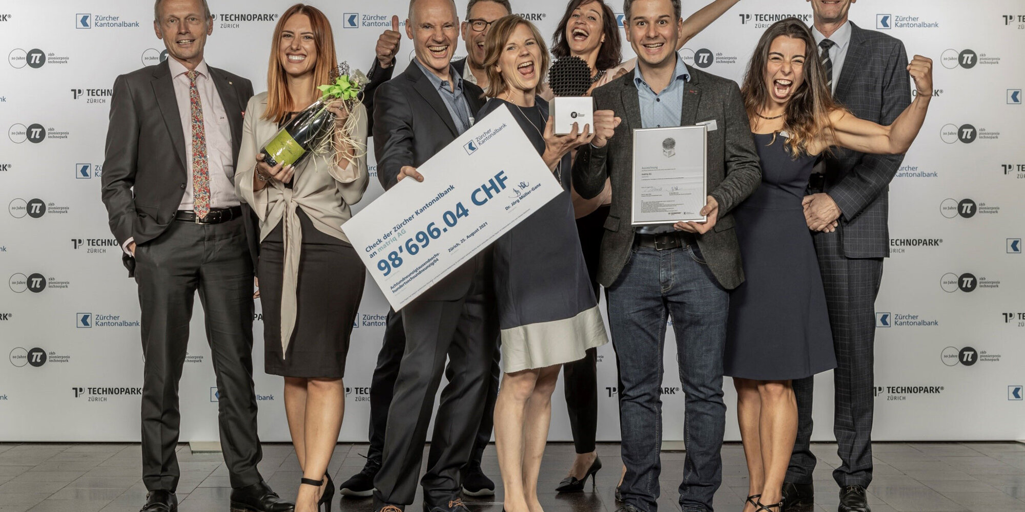 Gewinnerbild des ZKB Pionierpreis Technopark 2021: Das Team der matriq AG nimmt den prestigeträchtigen Start-up-Preis entgegen.