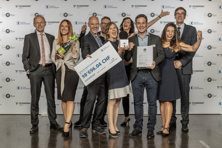 Gewinnerbild des ZKB Pionierpreis Technopark 2021: Das Team der matriq AG nimmt den prestigeträchtigen Start-up-Preis entgegen.