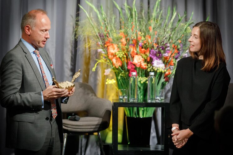 Bankpräsident Jörg Müller-Ganz überreicht den ZKB Schillerpreis 2021 an die Gewinnerin Dorothee Elmiger.